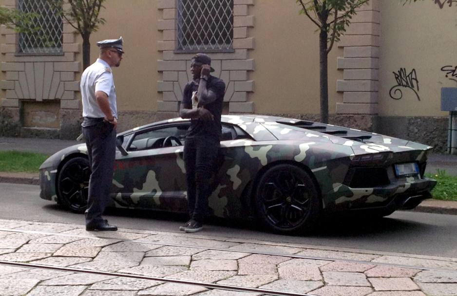 Milano - Muntari fermato dalla Guardia di Finanza in via Palestro, a Milano, con la sua Lamborghini 
